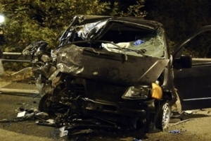 Αυτοκίνητο καρφώθηκε σε στηθαίο τα ξημερώματα στην Π.Ε.Ο Θεσσαλονίκης – Καβάλας στα Βρασνά – Ένας τραυματίας