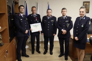 Τιμήθηκαν οι δυο αστυνομικοί για την ηρωική διάσωση πατέρα και δύο παιδιών στο Μελισσοχώρι