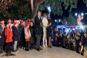 Μύρισε Χριστούγεννα στον Λαγκαδά – Γιορτινή φωταγώγηση του δέντρου στην πλατεία