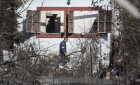 &Sigma;&tau;&omicron;&upsilon;&sigmaf; &tau;&rho;&epsilon;&iota;&sigmaf; &omicron;&iota; &nu;&epsilon;&kappa;&rho;&omicron;ί &alpha;&pi;ό &tau;&eta; &phi;&omega;&tau;&iota;ά &sigma;&tau;&eta; &Lambda;&eta;&tau;ή &kappa;&alpha;&tau;έ&lambda;&eta;&xi;&epsilon; &eta; &gamma;&upsilon;&nu;&alpha;ί&kappa;&alpha; &pi;&omicron;&upsilon; &epsilon;ί&chi;&epsilon; &upsilon;&pi;&omicron;&sigma;&tau;&epsilon;ί &alpha;&nu;&alpha;&kappa;&omicron;&pi;ή