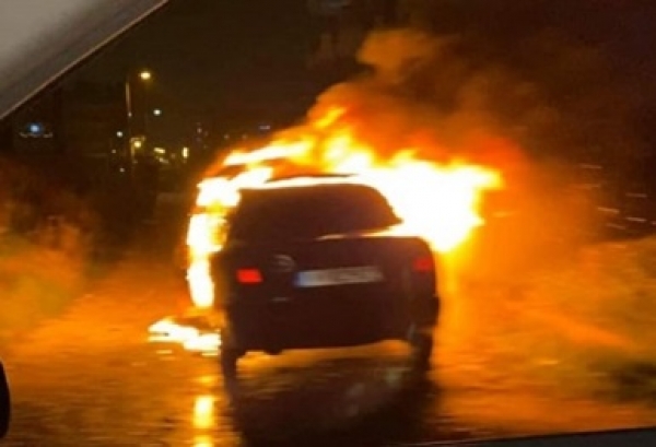 &Phi;&omega;&tau;&iota;ά &sigma;&epsilon; &alpha;&upsilon;&tau;&omicron;&kappa;ί&nu;&eta;&tau;&omicron;