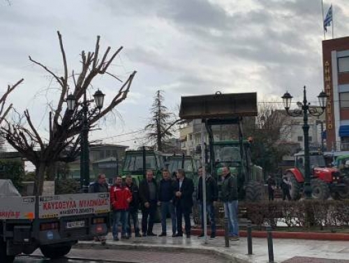 ΟΙ ΑΓΡΟΤΕΣ ΤΟΥ ΔΗΜΟΥ ΛΑΓΚΑΔΑ ΣΤΗΝ ΚΕΝΤΡΙΚΗ ΠΛΑΤΕΙΑ ΜΕ ΤΑ ΤΡΑΚΤΕΡ