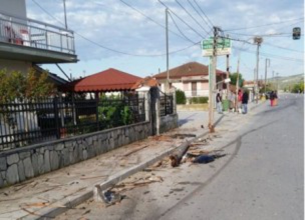 &Nu;&upsilon;&mu;&phi;ό&pi;&epsilon;&tau;&rho;&alpha;: &Kappa;&alpha;&tau;&alpha;&delta;ί&omega;&xi;&eta; &lambda;&alpha;&theta;&rho;&omicron;&delta;&iota;&alpha;&kappa;&iota;&nu;&eta;&tau;ώ&nu; &sigma;&tau;&omicron; &chi;&omega;&rho;&iota;ό. &Tau;&rho;ά&kappa;&alpha;&rho;&alpha;&nu; &sigma;&epsilon; &kappa;&omicron;&lambda;ώ&nu;&alpha; &Delta;&Epsilon;&Eta;