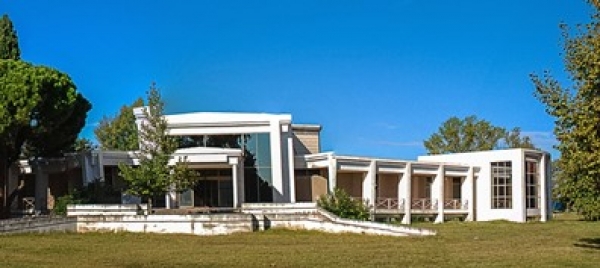 &Mu;&pi;ί&lambda;&lambda;&epsilon;&iota;&omicron; &Pi;&omicron;&lambda;&iota;&tau;&iota;&sigma;&tau;&iota;&kappa;ό &Kappa;έ&nu;&tau;&rho;&omicron;