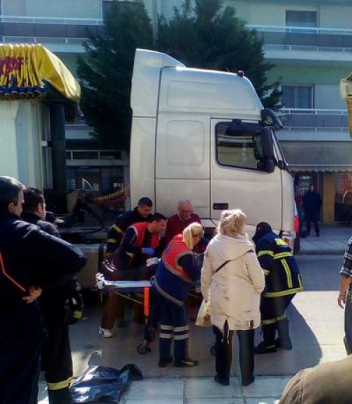 Σοβαρό τροχαίο πριν από λίγο στο φανάρι του Λαγκαδά (έναντι Κέντρου Υγείας Λαγκαδά)