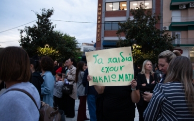 "Μαζική συγκέντρωση στην πλατεία Λαγκαδά για το 1ο Γυμνάσιο" του Βασίλη Ντινούδη